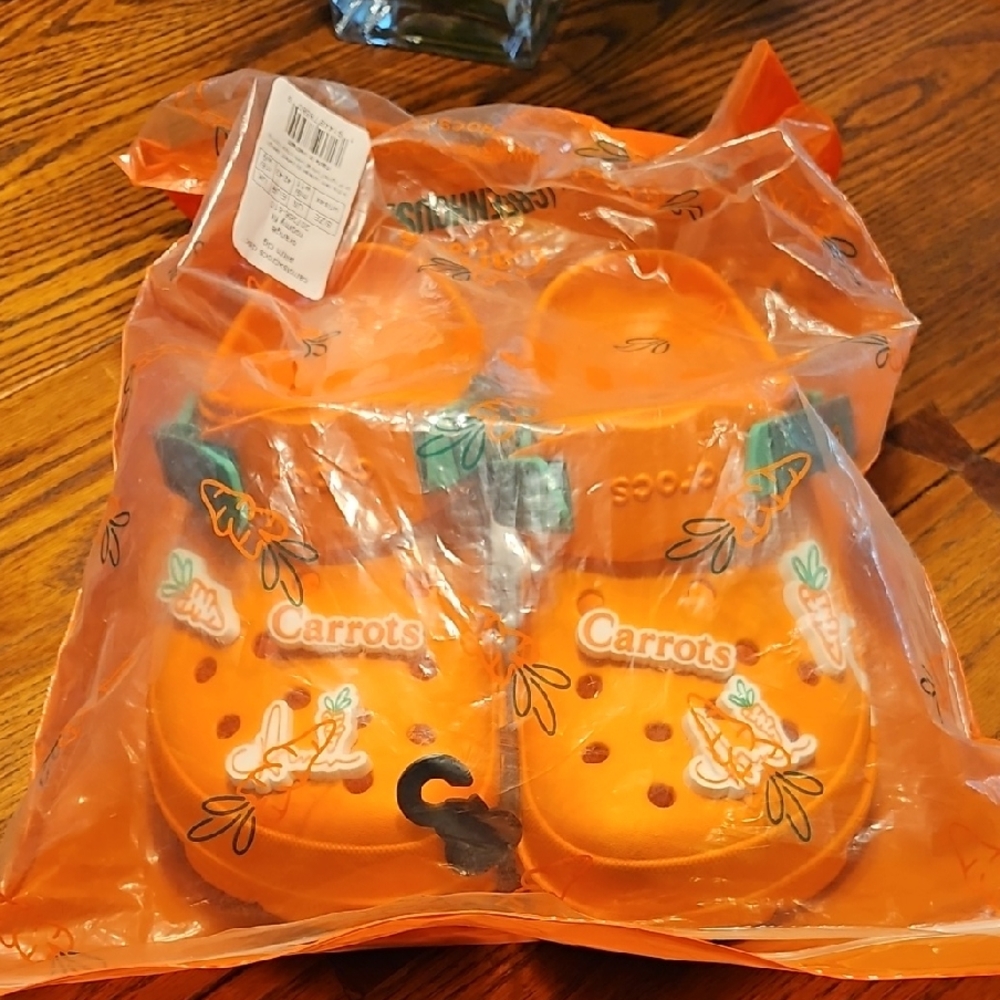 CROCSXCARROTSXGREENHOUSE